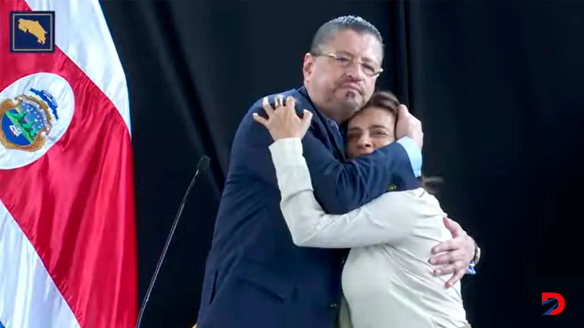 Rodrigo Chaves pidi&oacute; que se pusieran de pie y aplaudieran a la presidente de la Caja