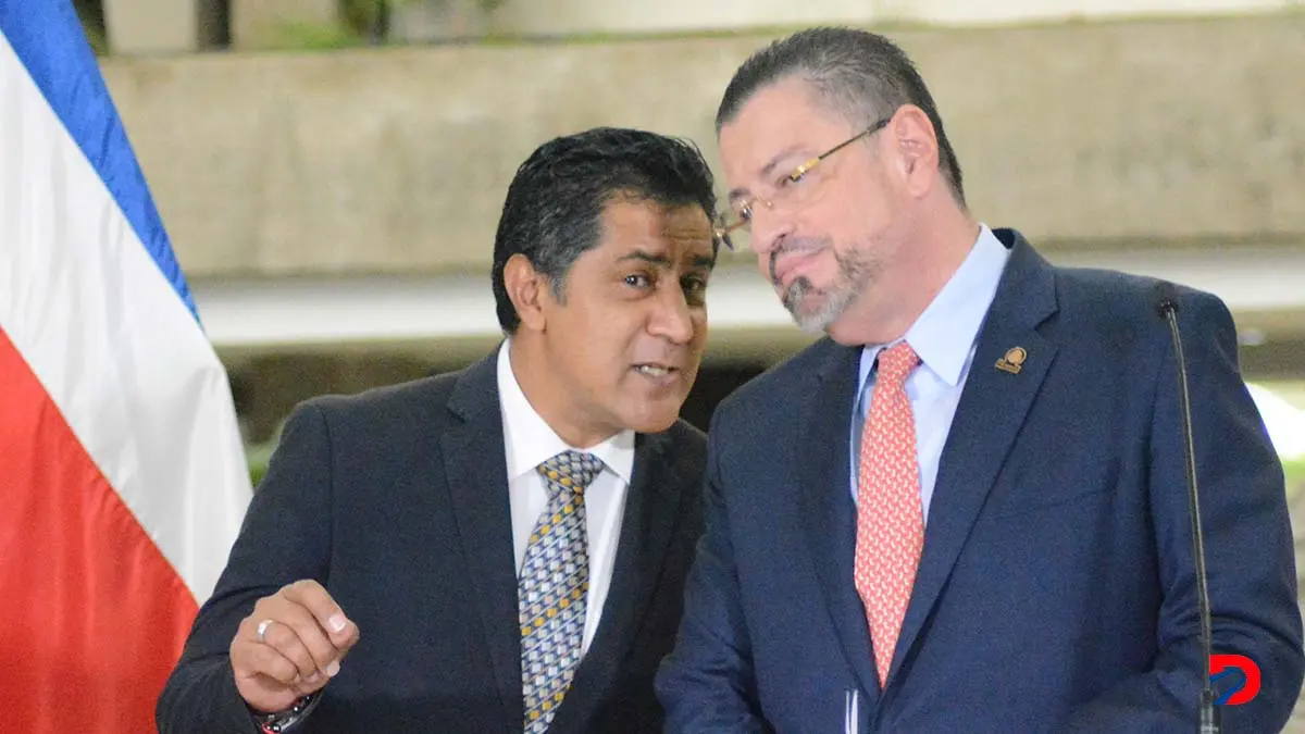 El ministro de Hacienda, Nogui Acosta y el presidente de la Rep&uacute;blica, Rodrigo Chaves, coincidieron que se debe repensar el IVM. Foto: S&oacute;crates Colindres.