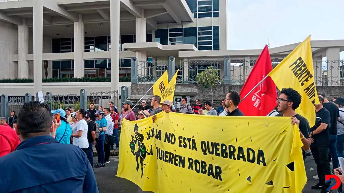 Trabajadores de la CCSS y de otros grupos sociales y pol&iacute;ticos participaron de la marcha contra las acciones emprendidas conta la CCSS. Foto: Krissia Morris Gray.