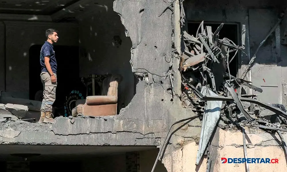Un hombre observa un edificio seriamente da&ntilde;ado en el sur del L&iacute;bano, por un bombardeo israel&iacute;. Foto: Mahmoud Zayyat / AFP.