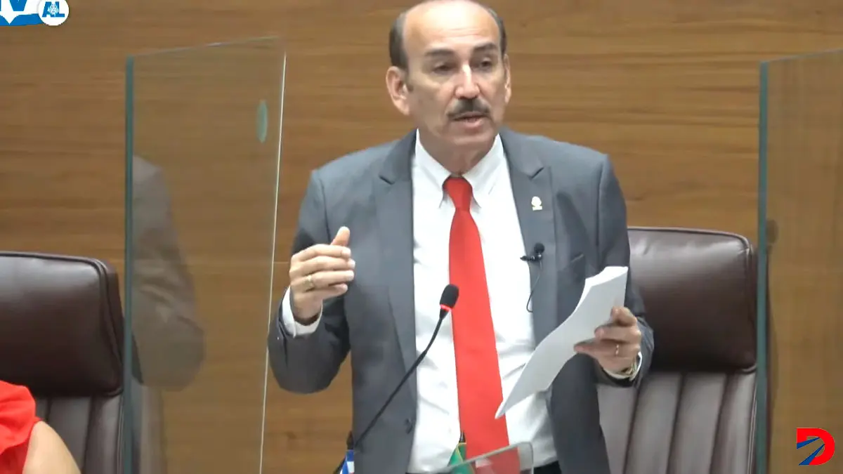 El diputado liberacionista, Francisco Nicol&aacute;s sostuvo que a la PGR no se le consult&oacute; sobre la p&oacute;liza para cubrir a los jerarcas del Poder Ejecutivo en caso de denuncias o demandas en su contra. Foto: Captura de pantalla.