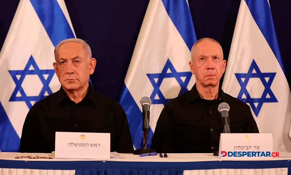 Apenas el 28 de octubre pasado el primer ministro de Israel, Benjamin Netanyahu ofrec&iacute;a una conferencia de prensa junto al hoy destituido ministro de Defensa, Yoav Gallant. Foto: Abrir Sultan / Pool / AFP.