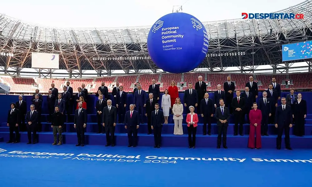 L&iacute;deres europeos posan para una foto &ldquo;familiar&rdquo; durante la Cumbre de la Comunidad Pol&iacute;tica Europea, en Budapest. Foto: Ludovic Mar&iacute;n / AFP.