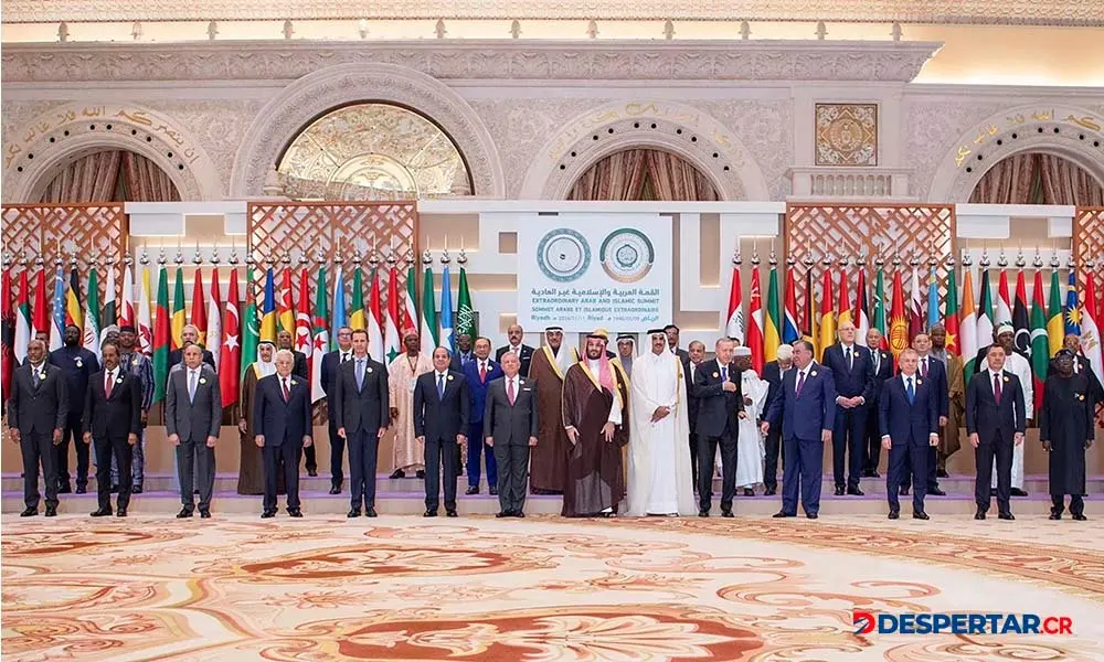 El pr&iacute;ncipe heredero saud&iacute;, Mohammed Bin Salman posa con los l&iacute;deres de la Liga &Aacute;rabe, durante su reuni&oacute;n en Riad. Foto: SPA / AFP.