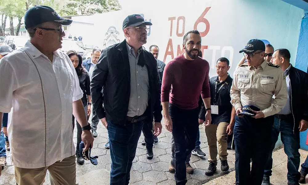 Los presidentes Rodrigo Chaves y Nayib Bukele visitaron La Reforma este martes. Foto: Ezequiel Becerra / AFP.