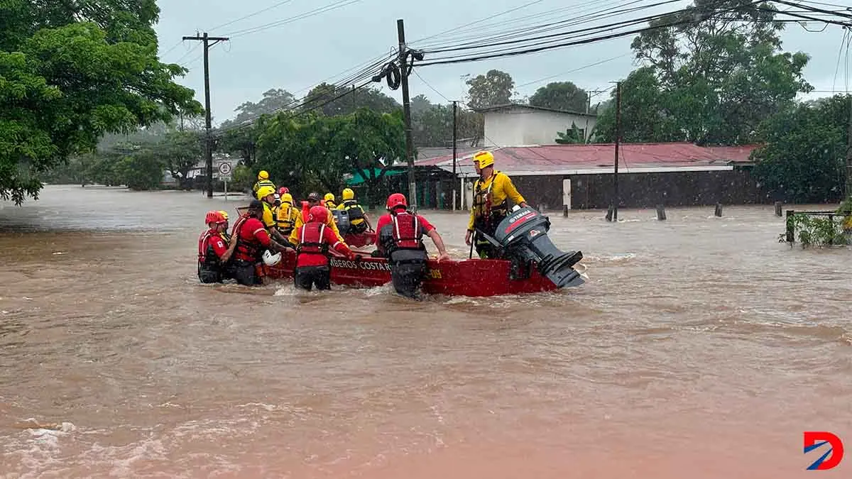 Los diferentes cuerpos de socorro y auxiliares procedieron a evacuar personas de comunidades como el Bamb&uacute;, en Carrillo, Guanacaste, a ra&iacute;z de las anegaciones. Foto: Cruz Roja.