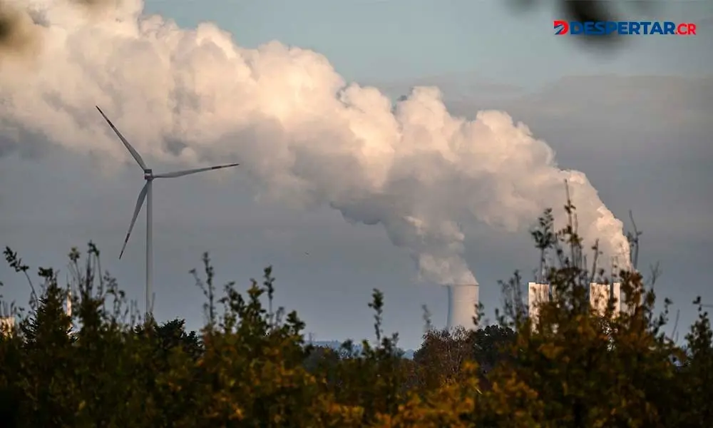 La imagen muestra una turbina en una estaci&oacute;n de energ&iacute;a operada por la firma RWE, en el oeste de Alemania. Foto: Ina Fassebender / AFP.