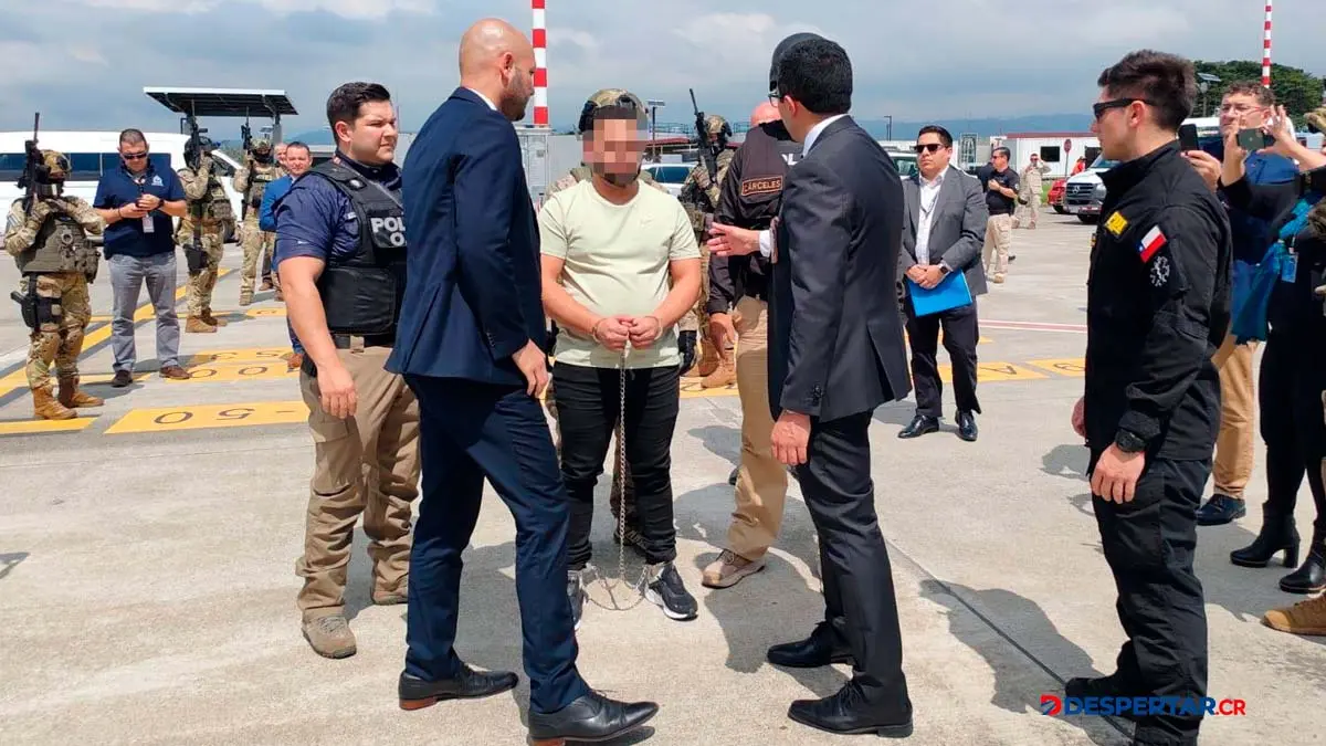 Autoridades del OIJ entregaron a sus similares de Chile y la Interpol al venezolano requerido por un crimen pol&iacute;tico en Chile. Foto MSP