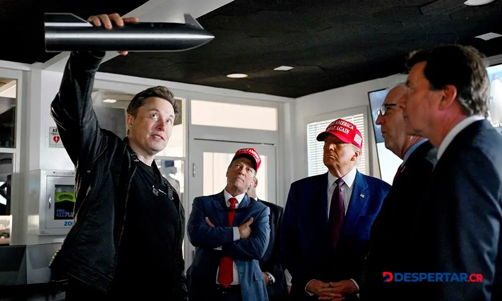 Elon Musk le dio un tour al presidente electo de Estados Unidos, Donald Trum, en el centro de control de Space X, en Texas. Foto: Brandon Bell / Getty Images / AFP.