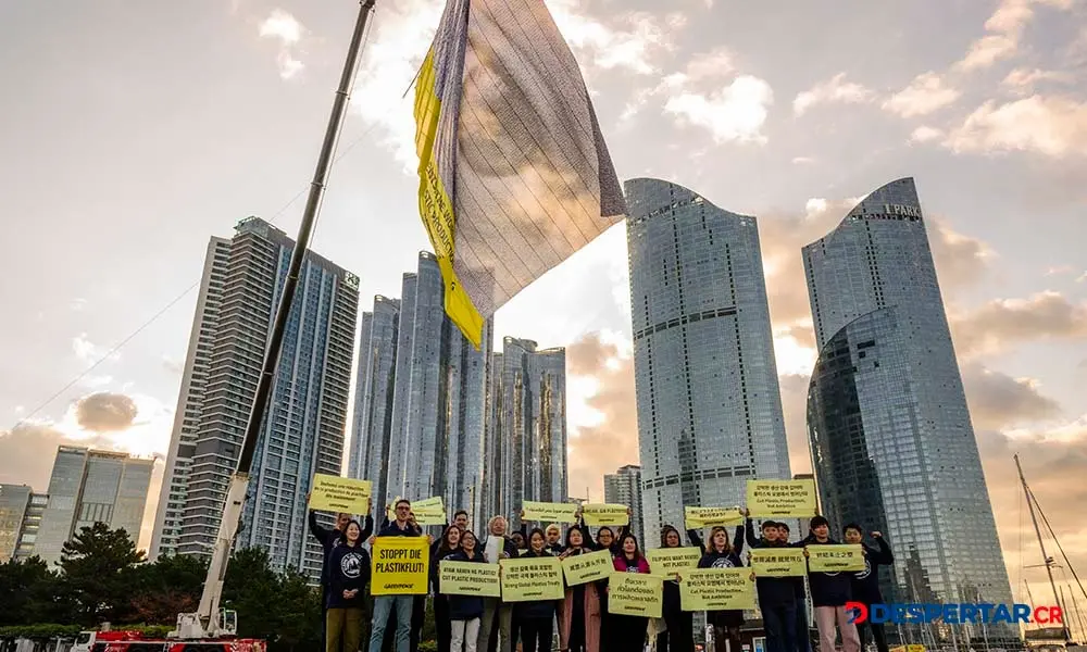 &ldquo;Gobernantes: el mundo est&aacute; observando. Corten la producci&oacute;n de pl&aacute;stico ahora&rdquo;, dice la pancarta que exhibieron manifestantes en el inicio de la Cumbre. Foto: Anthony Wallace / AFP.
