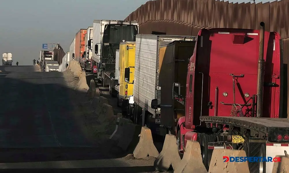 Una extensa fila de camiones espera pasar el puesto fronterizo desde Tijuana, Baja California, hacia Estados Unidos. Foto: AFP.