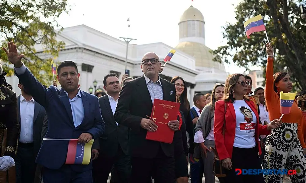El presidente de la Asamblea Nacional de Venezuela, Jorge Rodr&iacute;guez, con una copia de la nueva ley en sus manos. Foto: Juan Barreto / AFP.