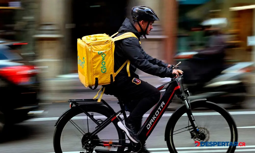 Un repartidor de Glovo circula en Madrid este lunes. Ahora todos pasar&aacute;n a ser empleados de la firma en el caso de Espa&ntilde;a. Foto: Thomas Coex / AFP.