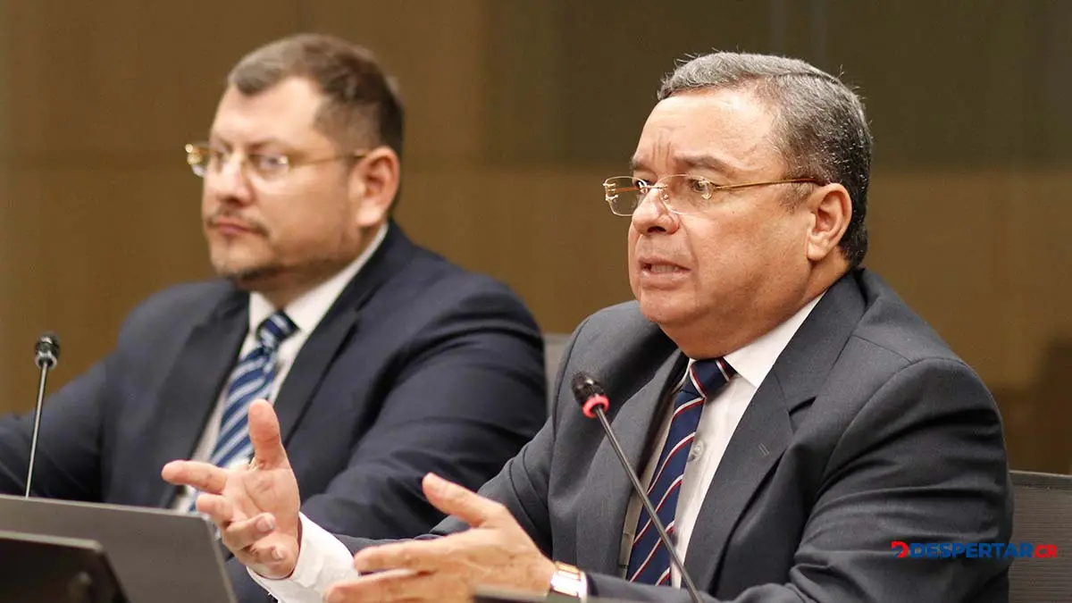 Gilberth Alfaro director jur&iacute;dico  de la CCSS aseguro ante los diputados que la presidenta suspendida de le solicito no asistir m&aacute;s a las sesiones. Foto Asamblea