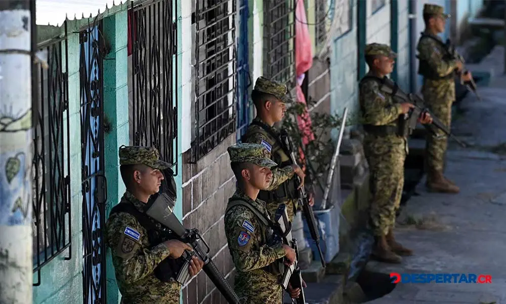 Soldados montan guardia durante un operativo en San Marcos, San Salvador, el pasado 28 de octubre. Foto: Marvin Recinos / AFP.