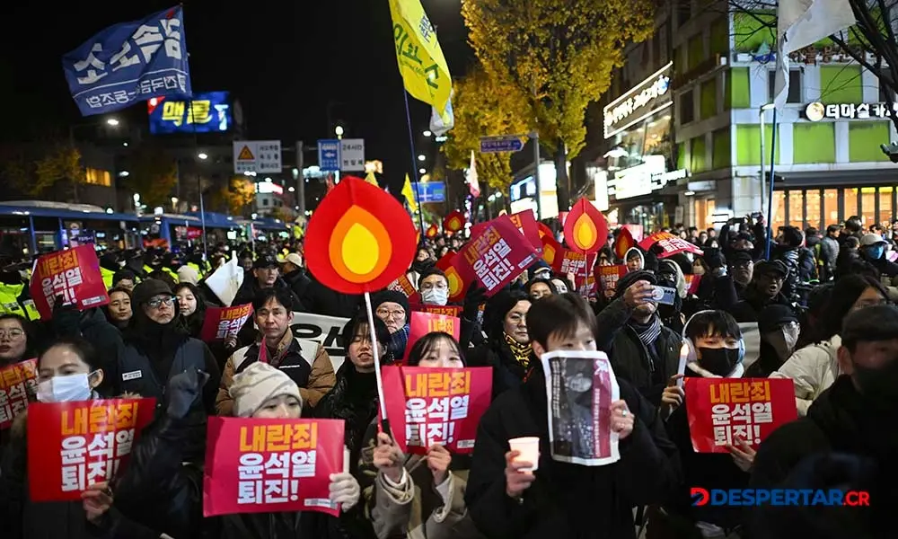 Miles de manifestantes salieron a las calles de Se&uacute;l para pedir la destituci&oacute;n del presidente Yoon Suk Yeol. Foto: Philip Fong / AFP.