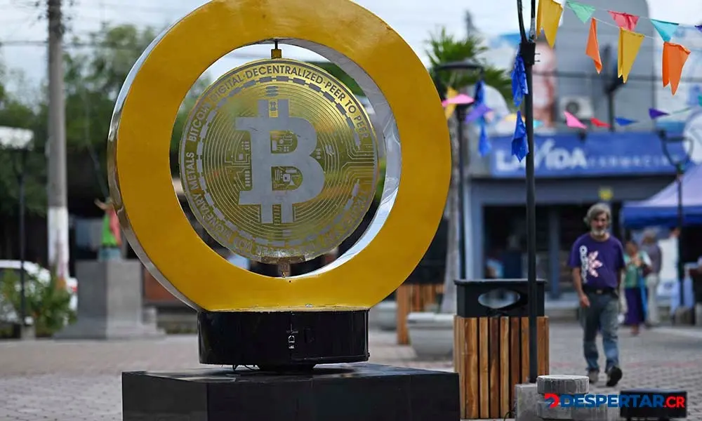 Un monumento al bitcoin fue levantado en la Plaza Bitcoin, en San Salvador. Foto: Marvin Recinos / AFP.