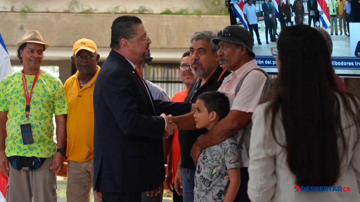 Al presidente Rodrigo Chaves le acusan de estar realizando movimientos pol&iacute;ticos a los cuales se le podr&iacute;an interpretar depende de punto de vista como beligerancia. Foto S&oacute;crates Colindres
