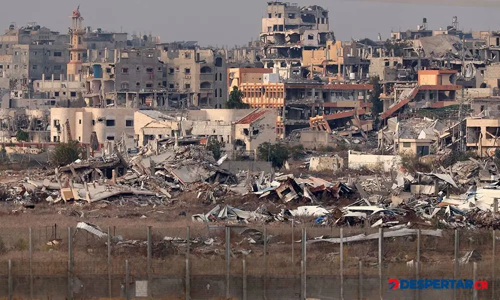 Edificios destruidos en Gaza, vistos desde la frontera sur de Israel. Foto: Jack Guez / AFP.