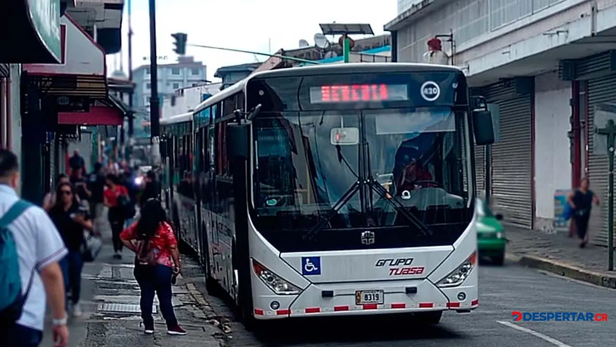La empresa TUASA comenz&oacute; a operar esta ma&ntilde;ana la ruta Heredia-SJ donde los usuarios mostraron su satisfacci&oacute;n por las nuevas unidades que atender&aacute;n a los pasajeros que salgan de la provincia de las Flores. Foto: S&oacute;crates Colindres