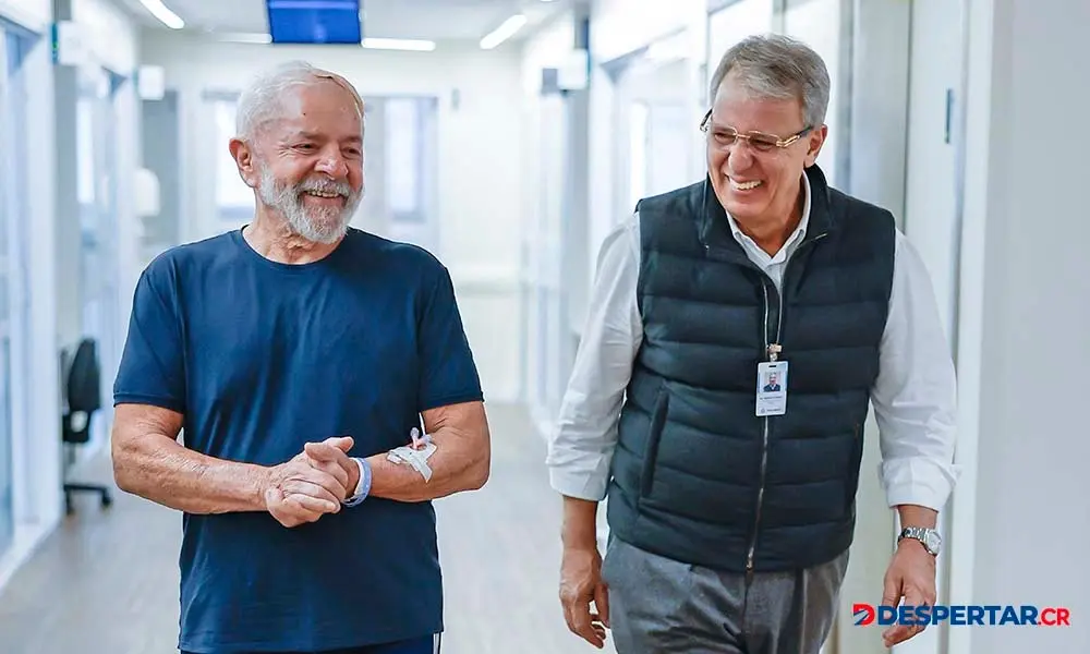 El presidente de Brasil, Luiz Inacio Lula da Silva, junto al neurocirujano Marcos Stavale. Foto: Ricardo Stucker / Presidencia de Brasil / AFP.