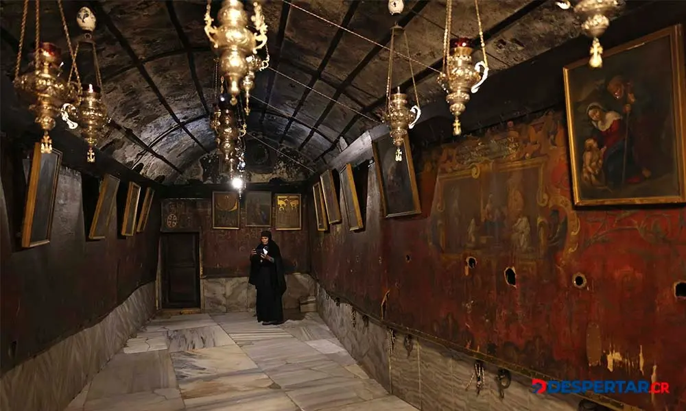 Un creyente cristiano visita la Iglesia de la Natividad, que por segundo a&ntilde;o consecutivo est&aacute; marcada por la ausencia de las decoraciones y las actividades navide&ntilde;as. Foto: Ahmad Gharabli / AFP.