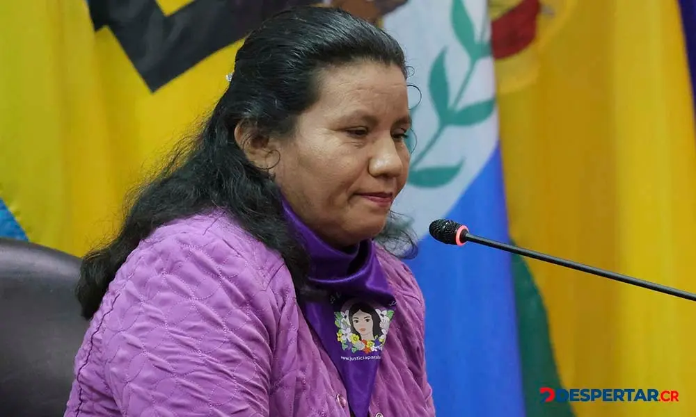 La madre de &ldquo;Beatriz&rdquo; declar&oacute; en la sesi&oacute;n en que la CIDH analiz&oacute; el caso de la mujer a la que no se le permiti&oacute; un aborto al que deb&iacute;a someterse para preservar su salud. Foto: Randall Campos / AFP.