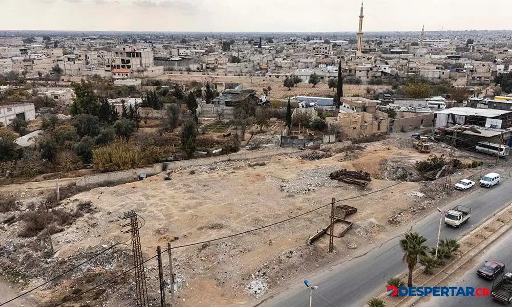 En este predio las autoridades enterraron a varias v&iacute;ctimas de los ataques del ej&eacute;rcito, durante las manifestaciones de 2018, en Douma, al este de Damasco. Foto: Sameer Al-Doumy / AFP.