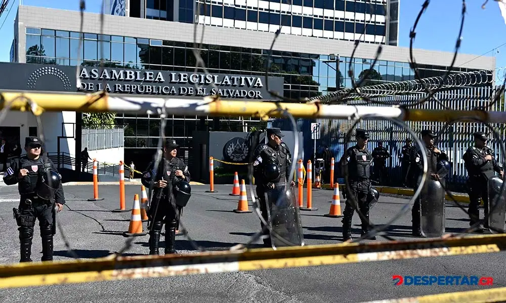 Efectivos policiales protegen la entrada a la Asamblea Legislativa de El Salvador, durante la discusi&oacute;n del proyecto sobre la miner&iacute;a abierta. Foto: Marvin Recinos / AFP.