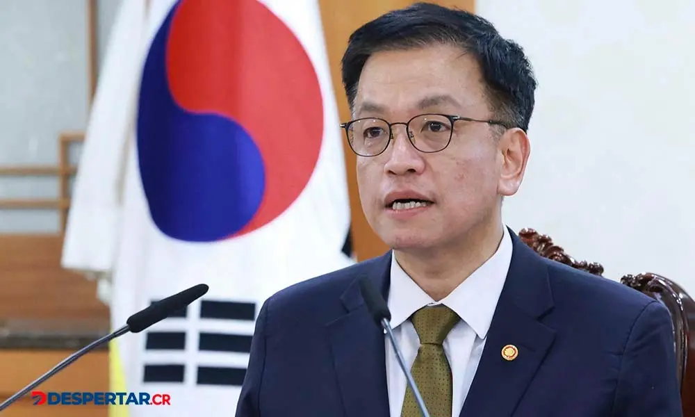 Choi Sang-mok, hasta ahora ministro de Finanzas, es desde hoy el nuevo presidente interino de Corea del Sur, en medio de una profunda crisis pol&iacute;tica. Foto: Yonhap / AFP.