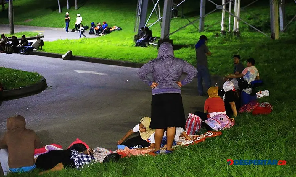Los migrantes descasaron en horas de la noche antes de partir hacia la frontera entre Honduras y Guatemala. Foto: Stringer / AFP.
