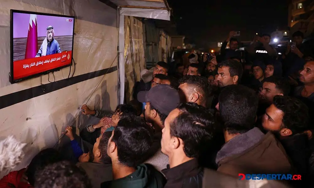 En Gaza, la gente se aglomer&oacute; frente a los televisores para escuchar el informe del primer ministro der Catar, Sheikh Mohammed bin Abdulrahman bin Jassim Al-Thani. Foto: Bashar Taleb / AFP.