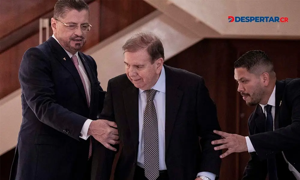 El presidente de la Rep&uacute;blica, Rodrigo Chaves, recibi&oacute; en Casa Presidencial al excandidato presidencial venezolano, Edmundo Gonz&aacute;lez Urrutia. Foto: Ezequiel Becerra / AFP.