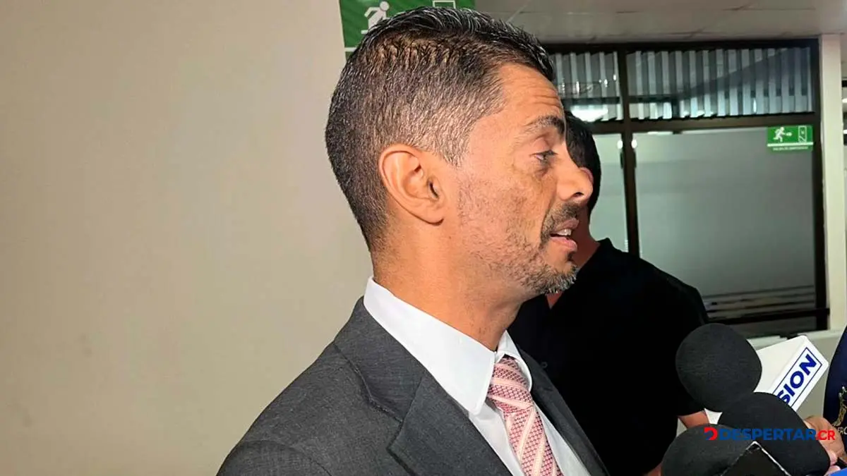 El fiscal general Carlo D&iacute;az estuvo secuestrando documentaci&oacute;n  en el Departamento de Financiamiento de Partidos Pol&iacute;ticos del TSE. Foto S&oacute;crates Colindres