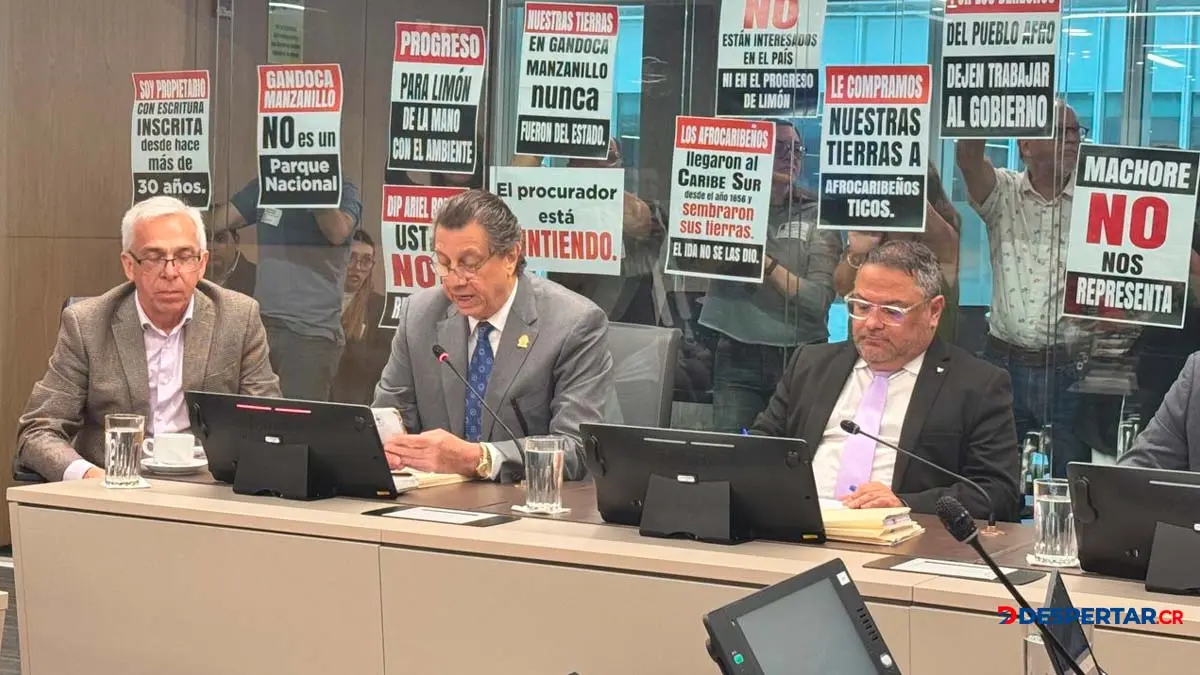 Autoridades del MINAE, INDER, Procuraduria estuvieron presentes en la Comisi&oacute;n de Ambiente en la Asamblea Legislativa. Foto MINAE