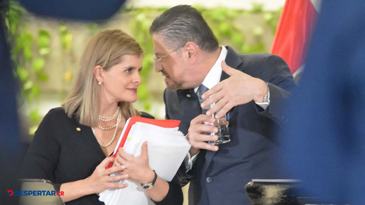 Laura Fern&aacute;ndez presento el estudio actuarial al presidente Rodrigo Chaves. Foto S&oacute;crates Colindres