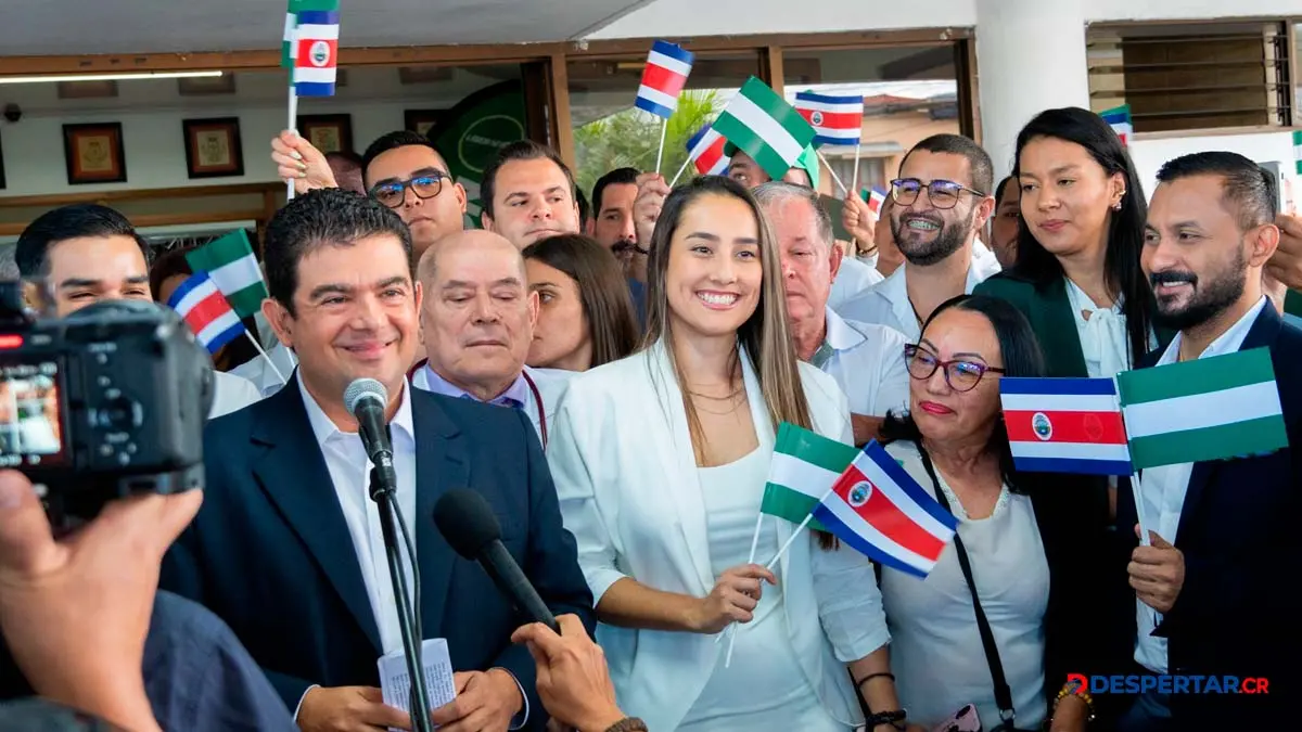 El precandidato tuvo un grupo de partidarios esperandolo a la salida del Balc&oacute;n Verde expentantes a que pueda ser su candidato para el 2026