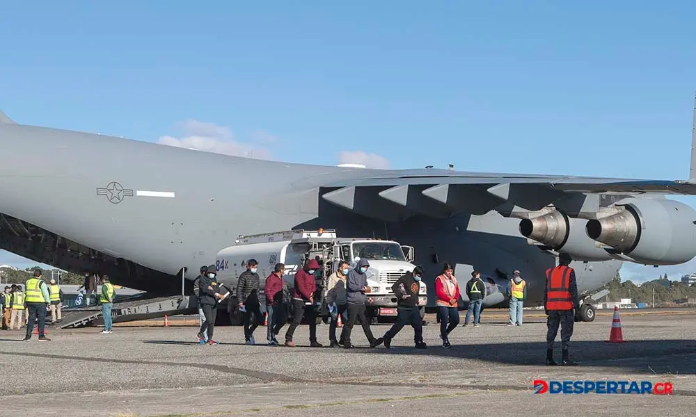 Deportados guatemaltecos llegaron a su pa&iacute;s en vuelos de aviones militares de Estados Unidos. Foto: IMG / AFP.