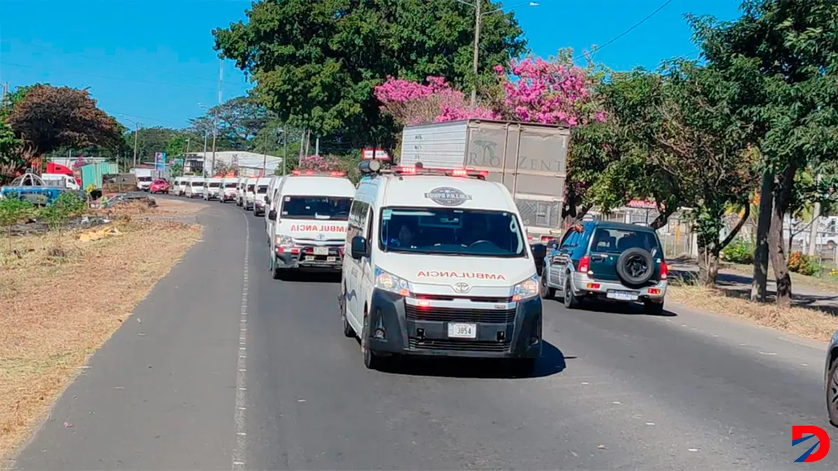 Los pacientes son trasladados en&nbsp; ambulancias y busetas del hospital, para lo cual se procede al cierre de v&iacute;as de manera temporal. Foto: CCSS.