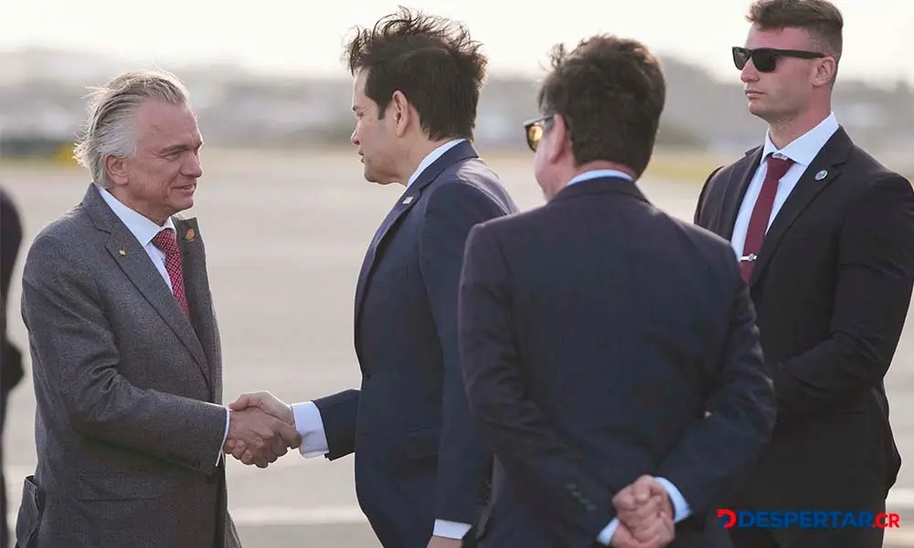 El canciller Arnaldo Andr&eacute; recibi&oacute; en el Aeropuerto Internacional Juan Santamar&iacute;a al secretario de Estado de Estados Unidos, Marco Rubio. Foto: Mark Shiefelbein / Pool / AFP.