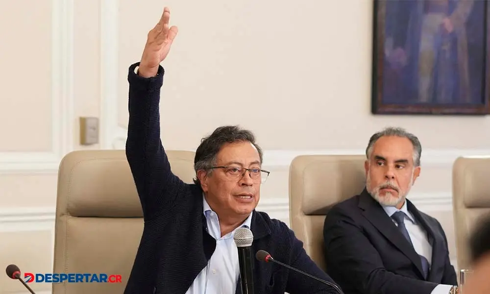 Gustavo Petro, presidente de Colombia, al lado de su jefe de despacho, Armando Benedetti, durante la pol&eacute;mica reuni&oacute;n ministerial. Foto: cortes&iacute;a, Presidencia de Colombia / AFP.