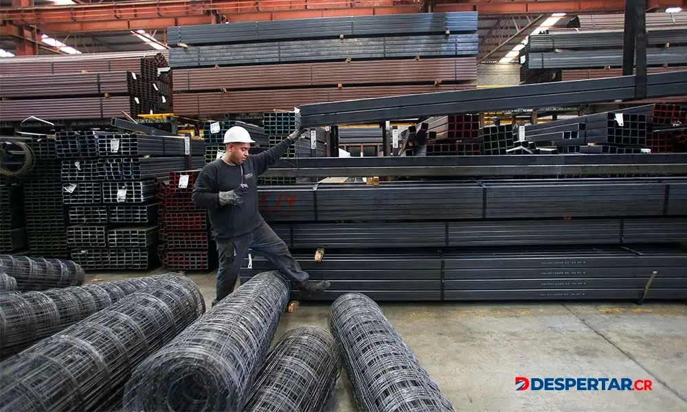 Un trabajador metal&uacute;rgico se desempe&ntilde;a en una f&aacute;brica, en Monterrey, M&eacute;xico. Foto: Julio C&eacute;sar Aguilar / AFP.