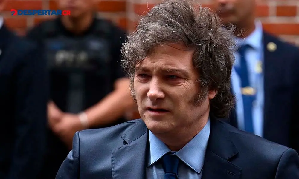 El presidente de Argentina, Javier Milei enfrenta una fuerte crisis ante denuncias de estafa en relaci&oacute;n con una criptomoneda. Foto: Luis Robayo / AFP.