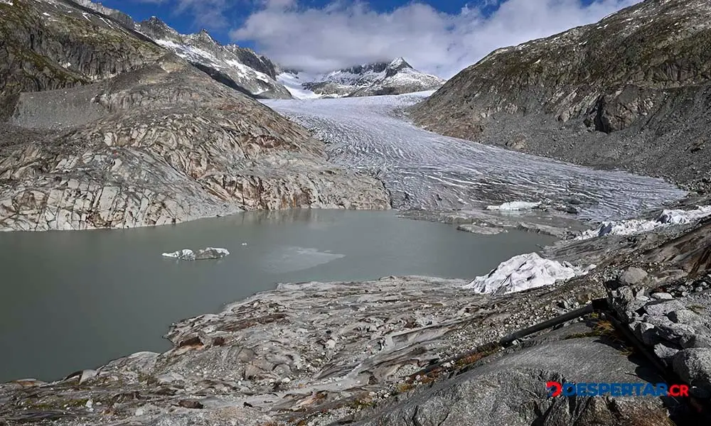Imagen del glaciar Rhone y el lago que lo complementa, en los Alpes Suizos. (Foto: Fabrice Coffrini / AFP.