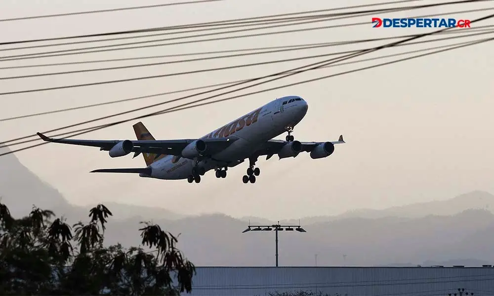 Un avi&oacute;n de la l&iacute;nea venezolana Conviasa, con 177 migrantes deportados de Estados Unidos, parte de la base militar de Palmerola, en Honduras. Foto: Orlando Sierra / AFP.
