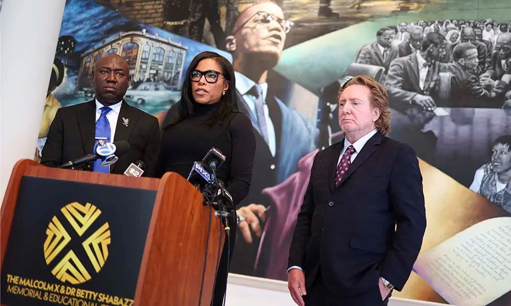El abogado Ben Crump, la hija de Malcom X, Ilyasah Shabazz y el asesor del Shabazz Center, Ron Baldwin, durante una conferencia de prensa este viernes. Foto: Charly Triballeau / AFP.