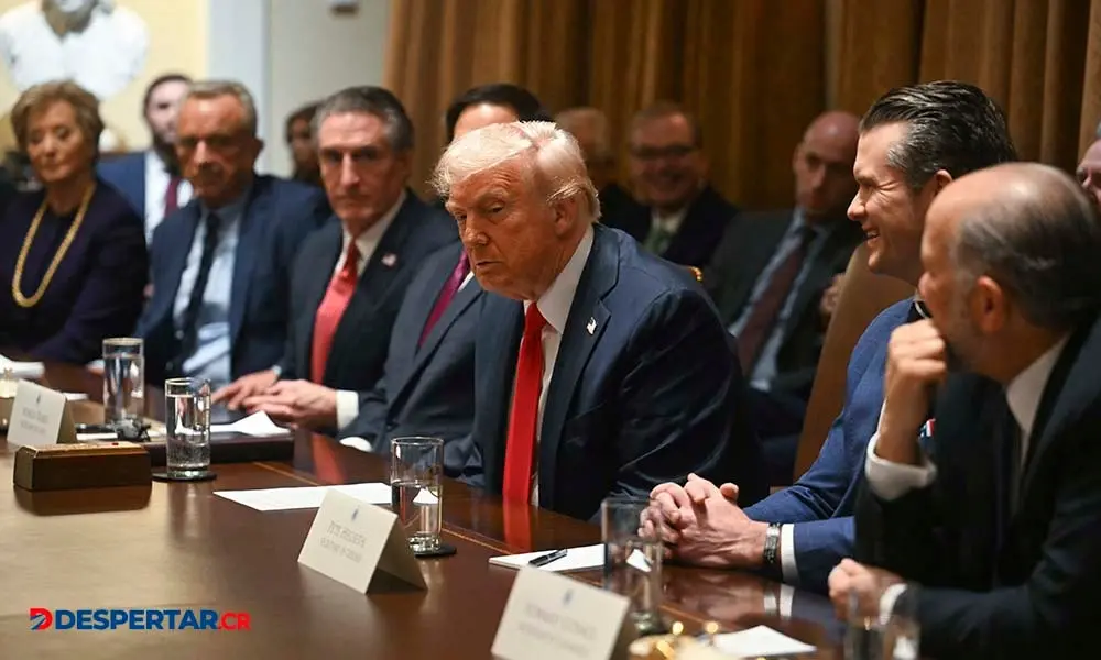 Donald Trump sostuvo este mi&eacute;rcoles su primera reuni&oacute;n de gabinete desde que retorn&oacute; a la presidencia de Estados Unidos. Foto: Jim Watson / AFP.