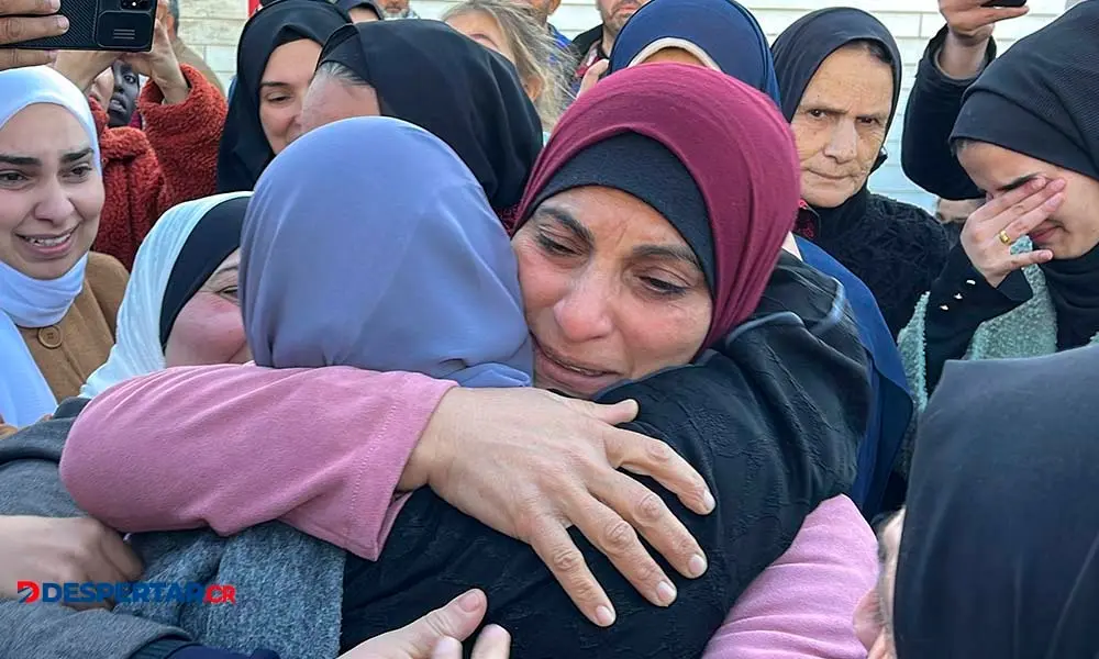 Los antiguos prisioneros palestinos liberados por Israel fueron recibidos por sus familiares en Gaza. Foto: AFP.
