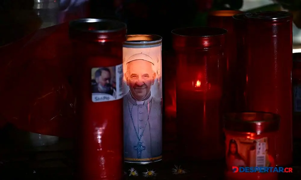Con velas, los fieles cat&oacute;licos se hacen sentir a las afueras del hospital en que el papa Francisco se mantiene internado. Foto: Filippo Monteforte / AFP.