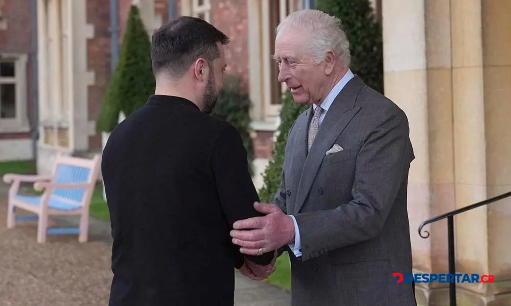 El rey Carlos III, de Gran Breta&ntilde;a, recibi&oacute; el domingo al presidente ucraniano Volodomir Zelensky. Foto: Joe Giddens / AFP.